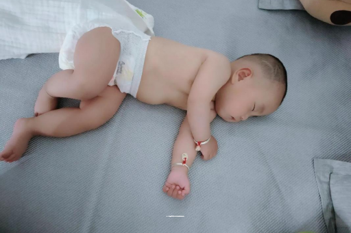 宝鸡三个月宝宝抬头不稳